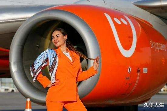 久美人生 爱了！乌克兰空姐制服一改迷你裙，长裤运动鞋帅气利落！