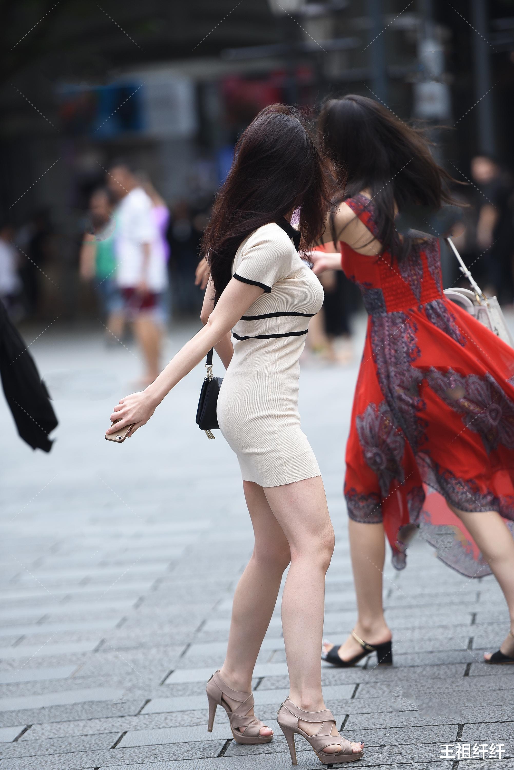 职业装|Polo领黑边米白色针织修身包臀裙,性感的连衣裙也叫作职业装