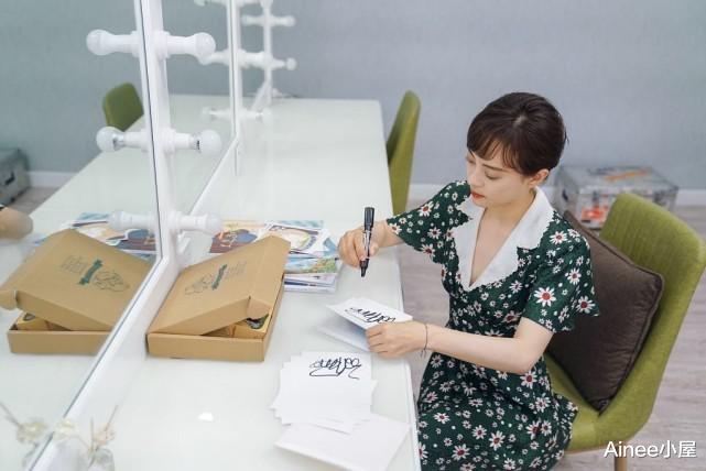 穿衣搭配|孙俪的优雅不是装出来的，裸色上衣配半裙，在邓超身边也挺独立