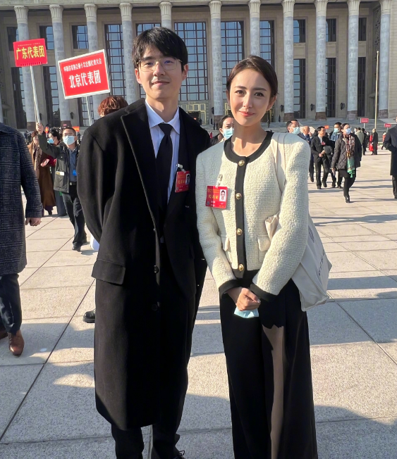 佟丽娅|38岁佟丽娅参加会议站中间！手提帆布袋接地气，笑容满面气质出众