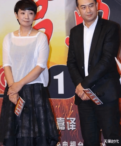 天果时代|张嘉译的老婆怪不得受宠，年过50穿衣从不作妖，简约温柔又得体