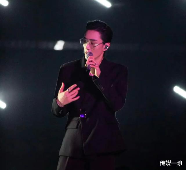 王一博|被易立竞采访的明星反应：赵文卓气场强，万茜慌了，宁静霸气回怼