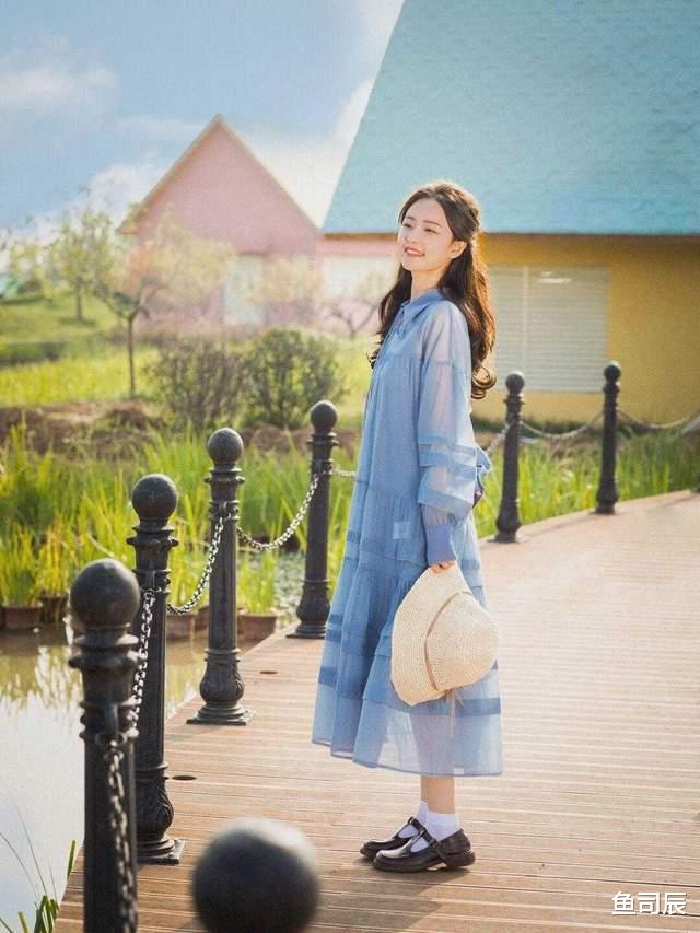 鱼司辰|秋季的叠穿技巧，我想很多人都搞错了，你看看时尚博主都爱这样穿