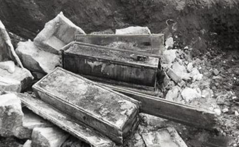 1958年李鸿章的尸骨被挖出后挂在拖拉机后面游街示众