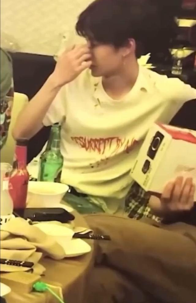 王一博|王一博私下聚餐“太能喝”！喝酒不用杯子，太无聊咬手指