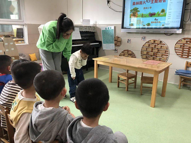 两口育儿|蚊香引起地面着火，8岁男孩冷静应对的行为，让众人自愧不如