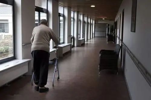 兜妈爱叨叨|开学季,一张对比图刺痛万千家长:你在往里看,你的父母在向外盼