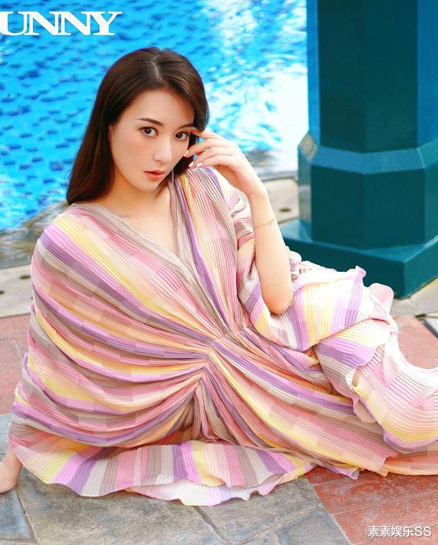 方媛|方媛拍全新杂志封面照，精修图变化很大，成熟风格让人眼前一亮