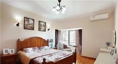 装修时，老婆坚持在客厅挂十字绣，亲戚参观无奈偷笑，谁见过？