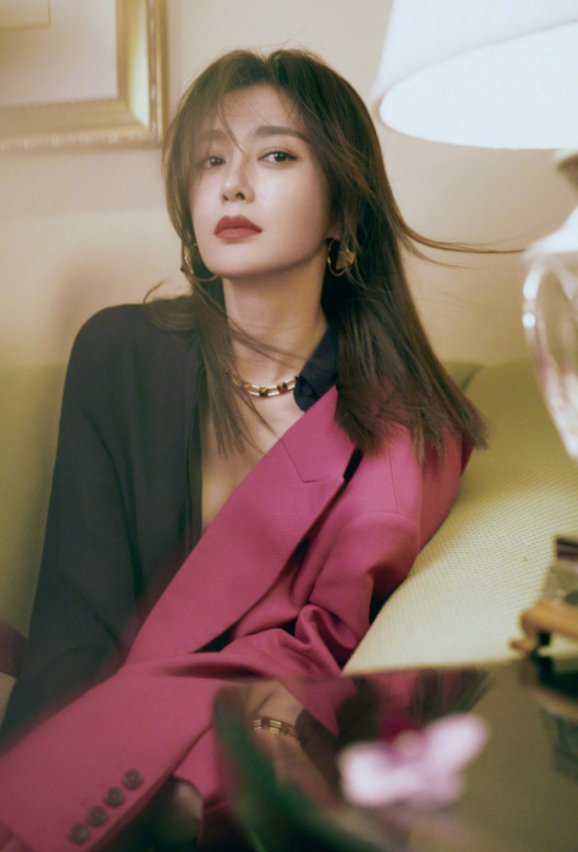 秦岚|秦岚都42岁了还这么潮！穿一袭玫红色西装配墨镜，女神范十足！