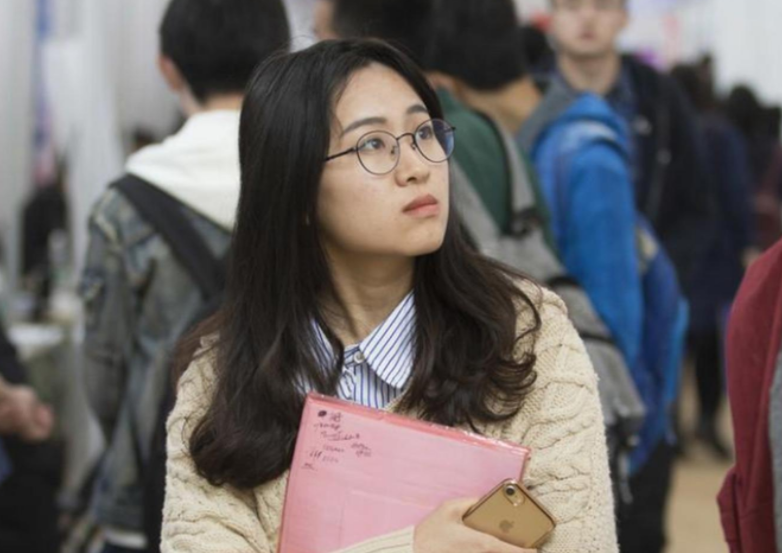 大学生|披着铁饭碗外衣的职业，大学毕业生扎堆涌入，内行人才知其中艰辛