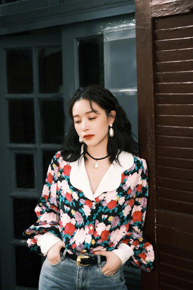 旗袍公馆|阚清子的复古穿搭好绝，花衬衫塞进牛仔裤，勒出蛮腰够抢眼的