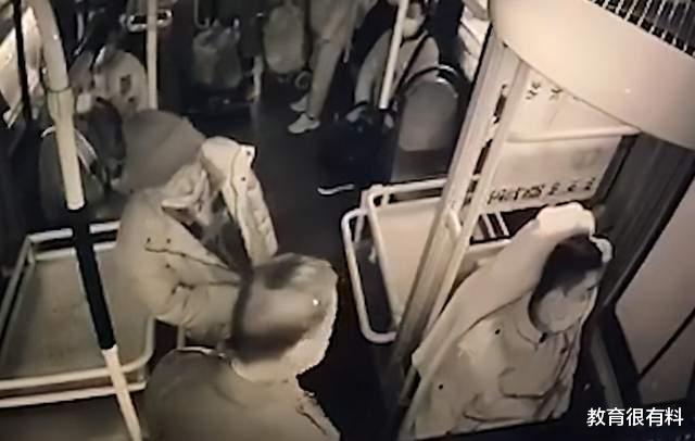 嫌公交开得慢,68岁老人抡起买菜车砸晕司机,网友:老人疯了吗?