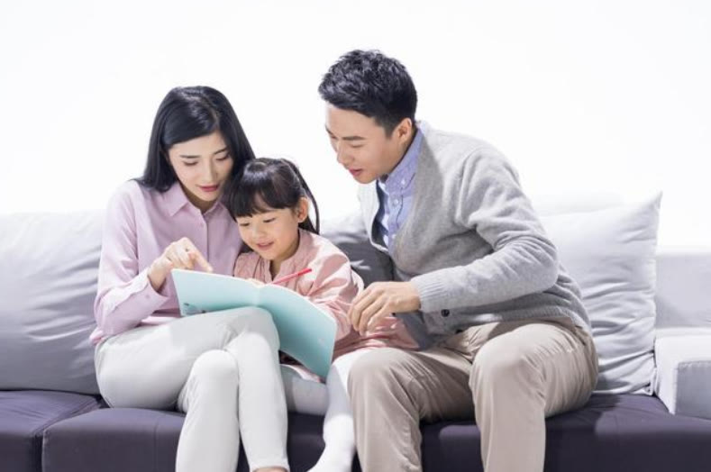 假币 窗外突然打雷,爸爸瞬间冲进卧室,网友:老婆是意外,女儿是真爱