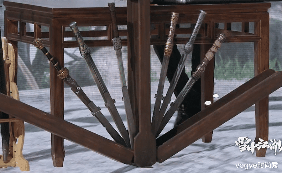 张若昀|《雪中悍刀行》全员秀兵器，张若昀姿势帅，“老黄”以量取胜