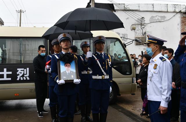 健康时报社 最高礼遇护航洱海坠机烈士回家，市民自发献花目送英雄魂归故里