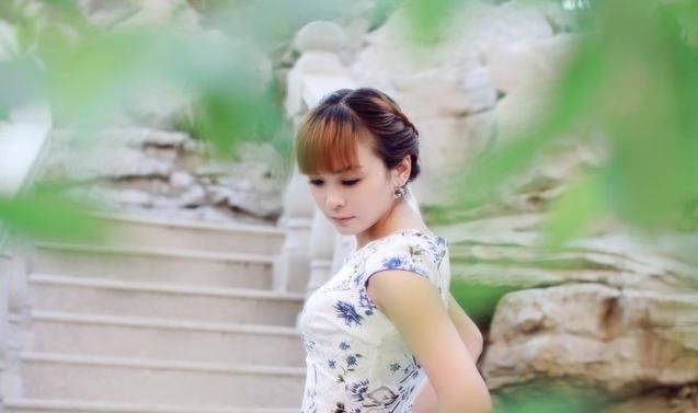 梦缘易八字命理 八字桃花遍地婚姻宫犯刑，感情不稳婚难成，哪一年才能成婚有望？