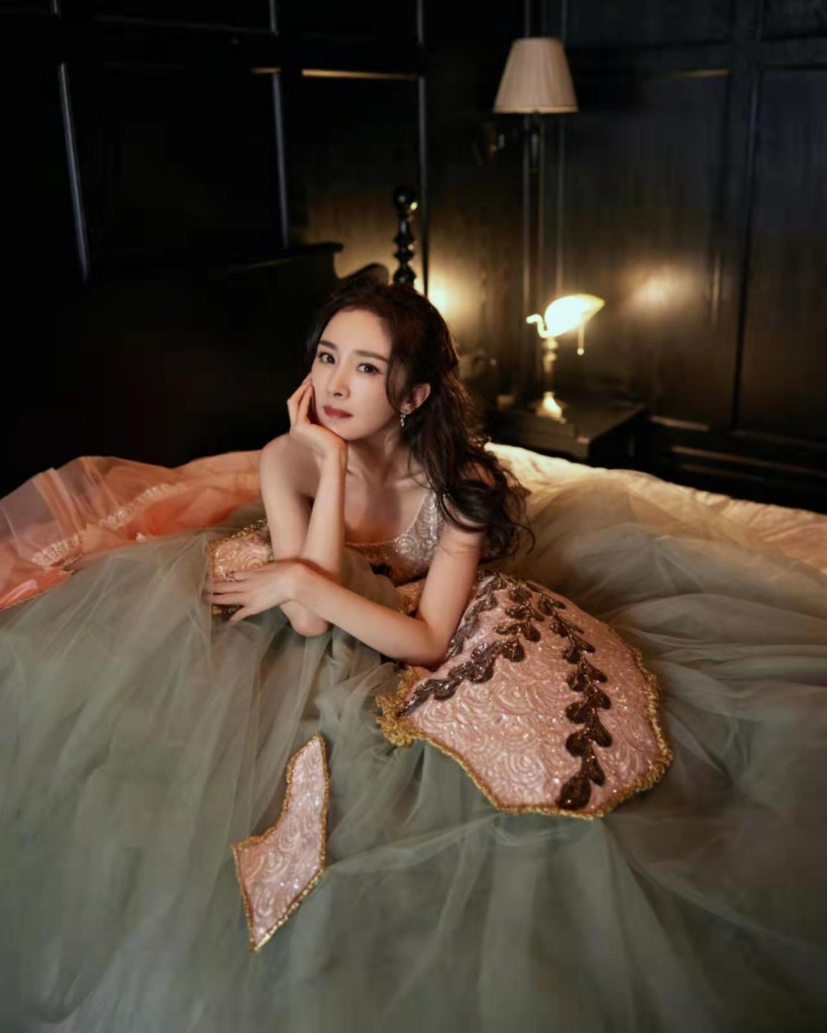 杨幂|杨幂想赢得心太明显！穿高定裙美成迪士尼公主，送香吻撒娇超会撩