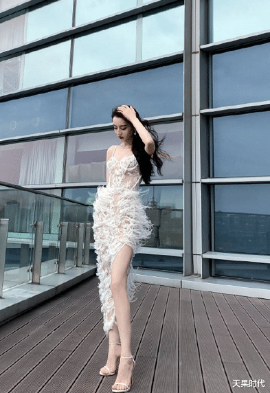 迪丽热巴|迪丽热巴腰臀比绝了，身穿白色镂空羽毛裙，裸色内里设计够大胆