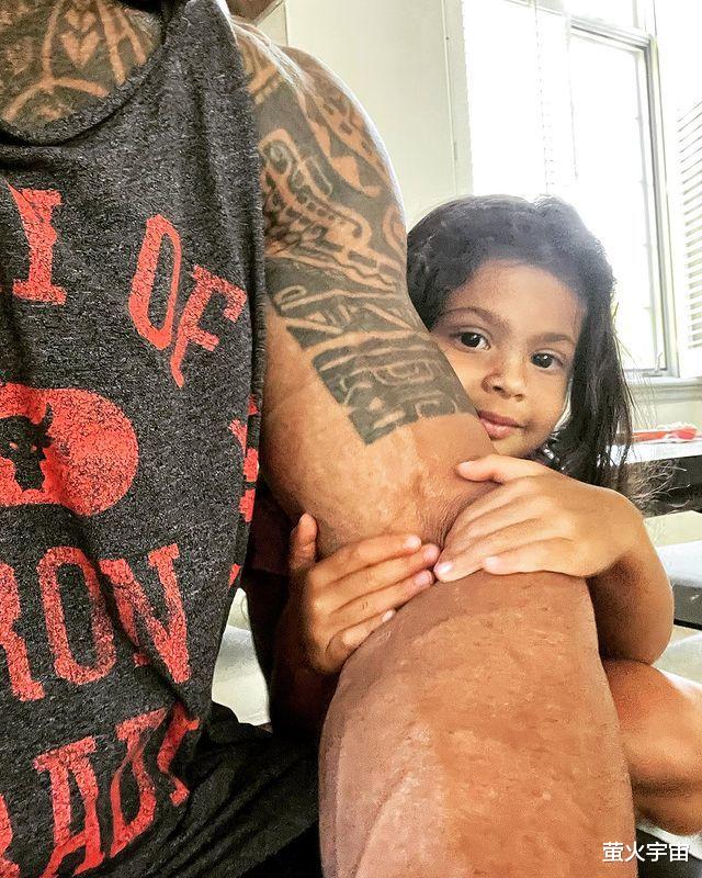 道恩·强森|巨石强森4岁女儿躲父胳膊后,只能看见小脑袋,硬汉头皮布满汗珠