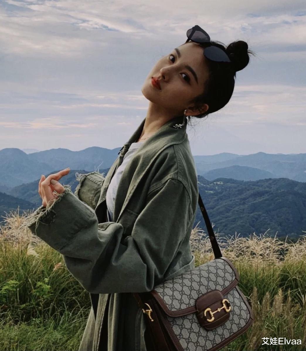 艾娃Elvaa|包包上加个“马衔扣”，变得时髦又大气，看倪妮背包的样子更爱了