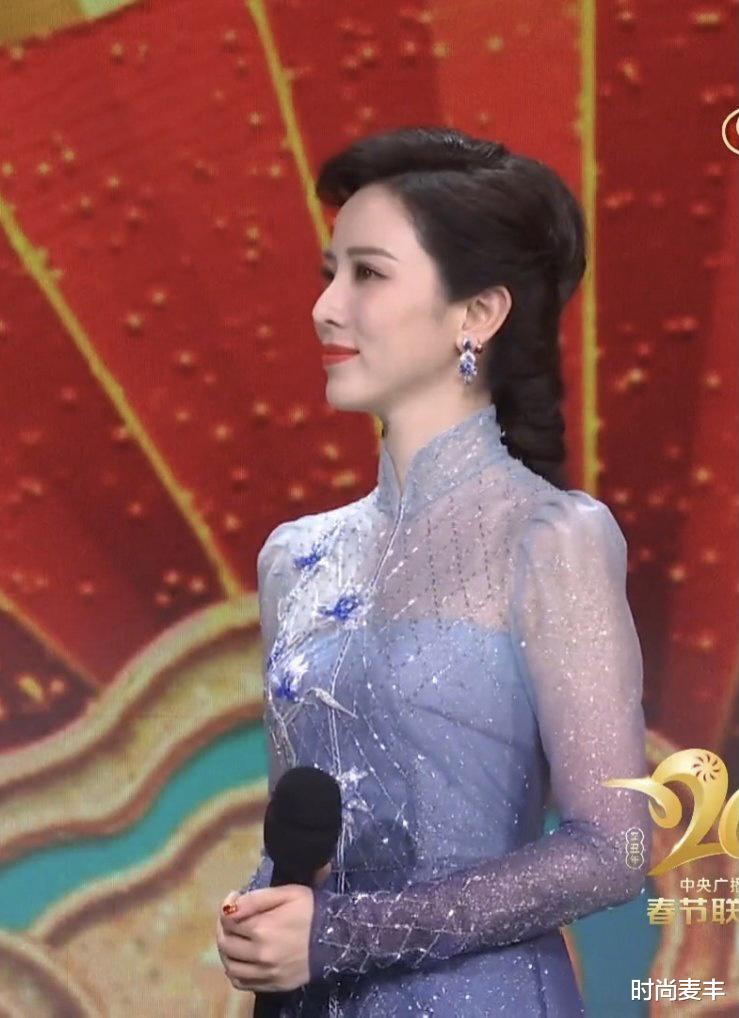 李思思|李思思的腰上了热搜，可谁注意到了她的主持礼服？霸气秀中国服饰