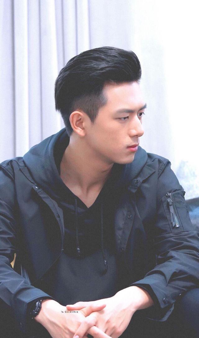 江疏影|发型多变的李现，大背头令人难忘，长发的他依旧男人味十足