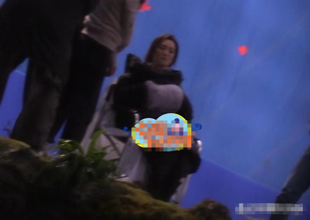 巩俐|56岁巩俐私下拍广告阵仗大！被工作人员搀扶起身，四五人拥簇服务