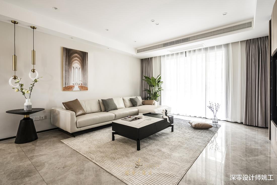 装修时最好按个阳台门，不但能隔绝外面的噪音，一个人住也有安全感