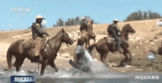 美国|美国骑警挥鞭驱赶难民，大批黑人仓皇逃奔，网友：虐待黑奴重现