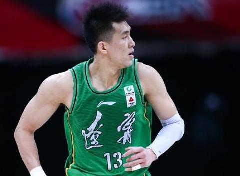 郭艾伦|代表中国！郭艾伦登上FIBA官网首页！球迷：想起2年前的CBA海报