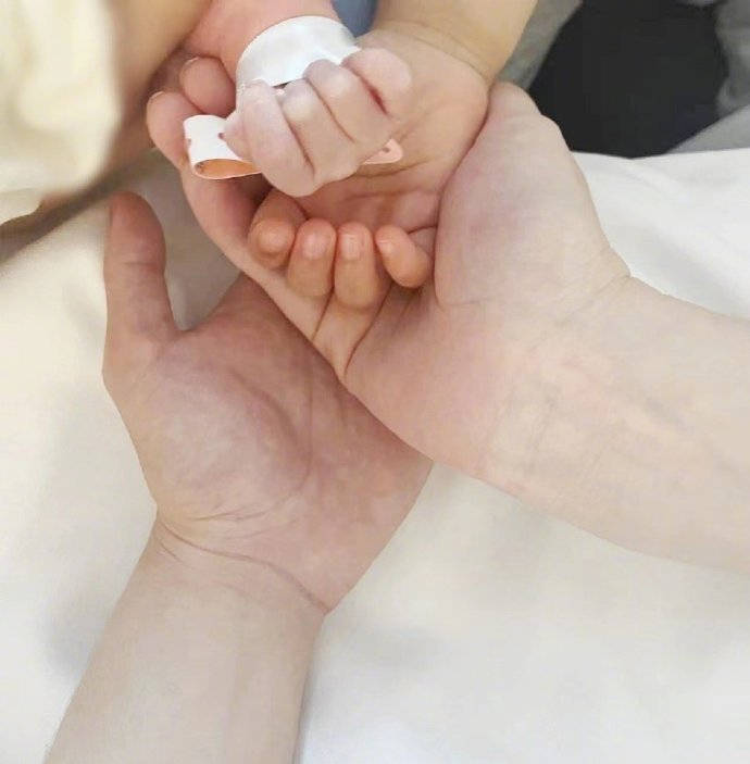 奚梦瑶|奚梦瑶喜得千金！赌王四太祝贺，可她心情无比复杂