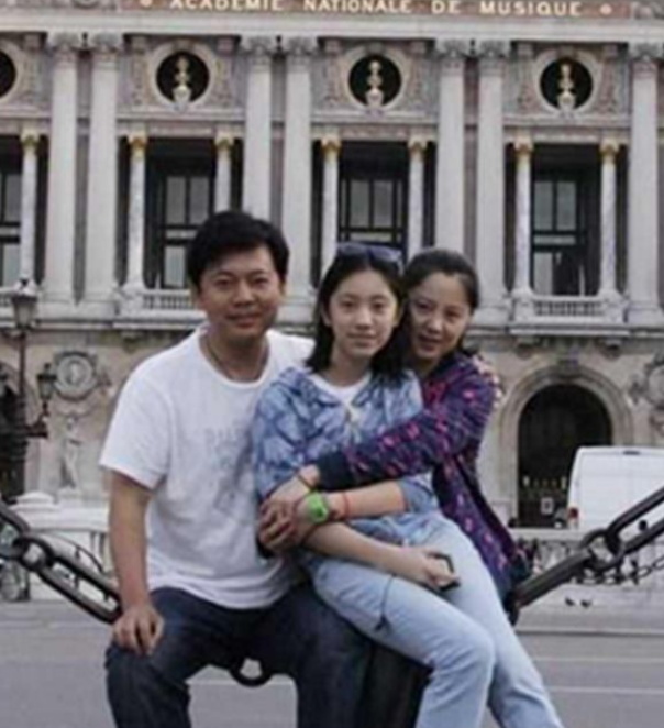 老明星|老戏骨何政军罕见秀恩爱！老婆下田走泥地不怕脏，左摇右摆好可爱