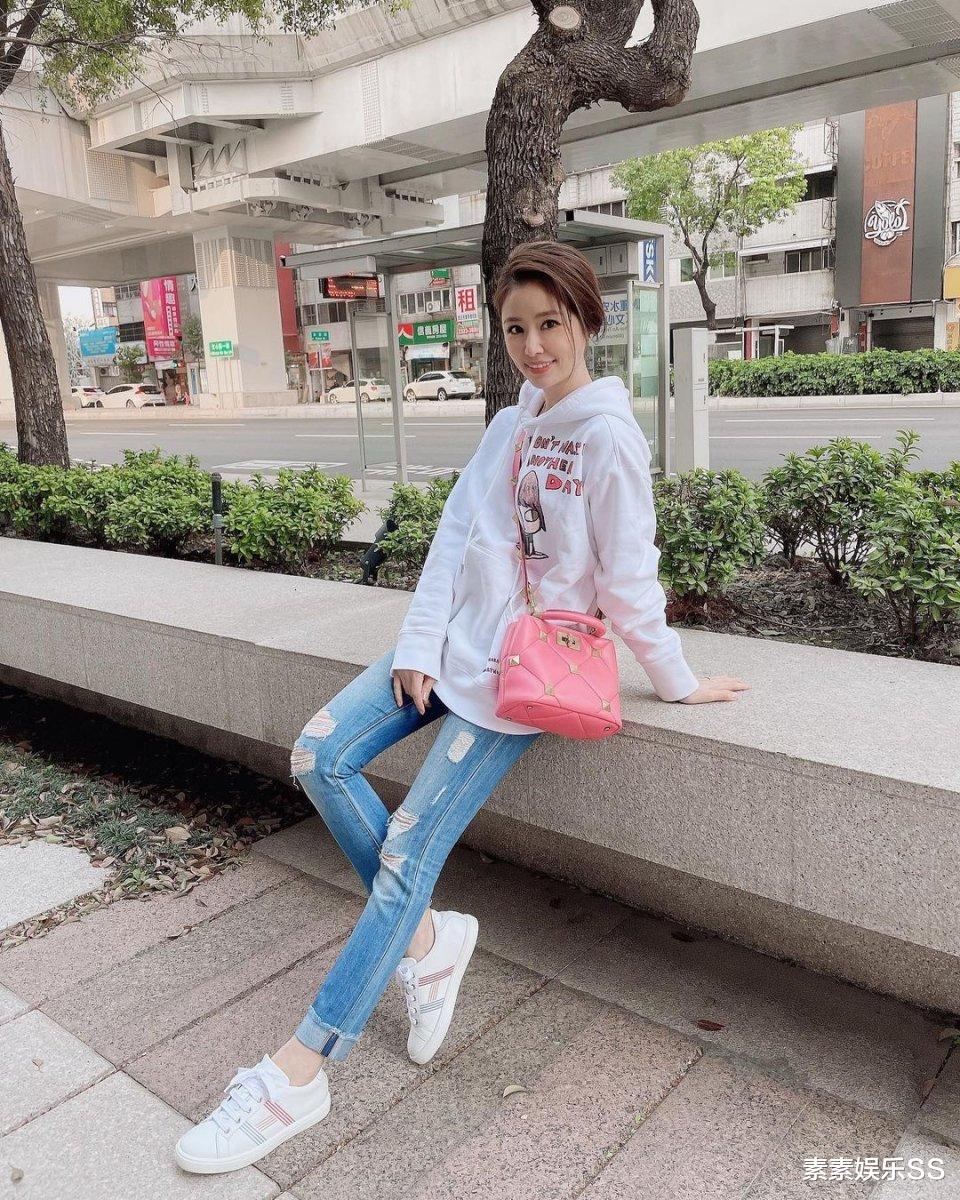 林心如|林心如无聊玩自拍，超大双眼皮抢镜，在评论区主动翻牌粉丝