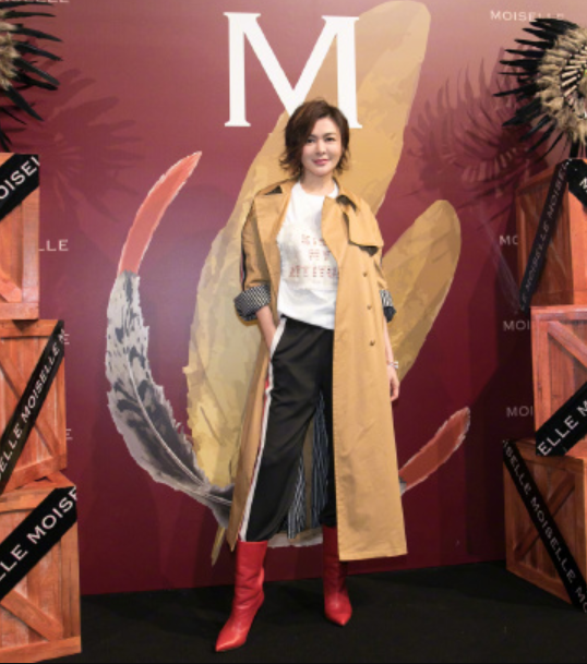 何有强|关之琳虽是“大妈的年纪”，打扮很新潮，大衣配印花套装潇洒干练