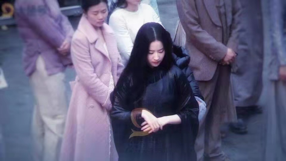 肖战|刘亦菲九月新杂志公开，造型清冷飒酷，神秘摩登女郎！