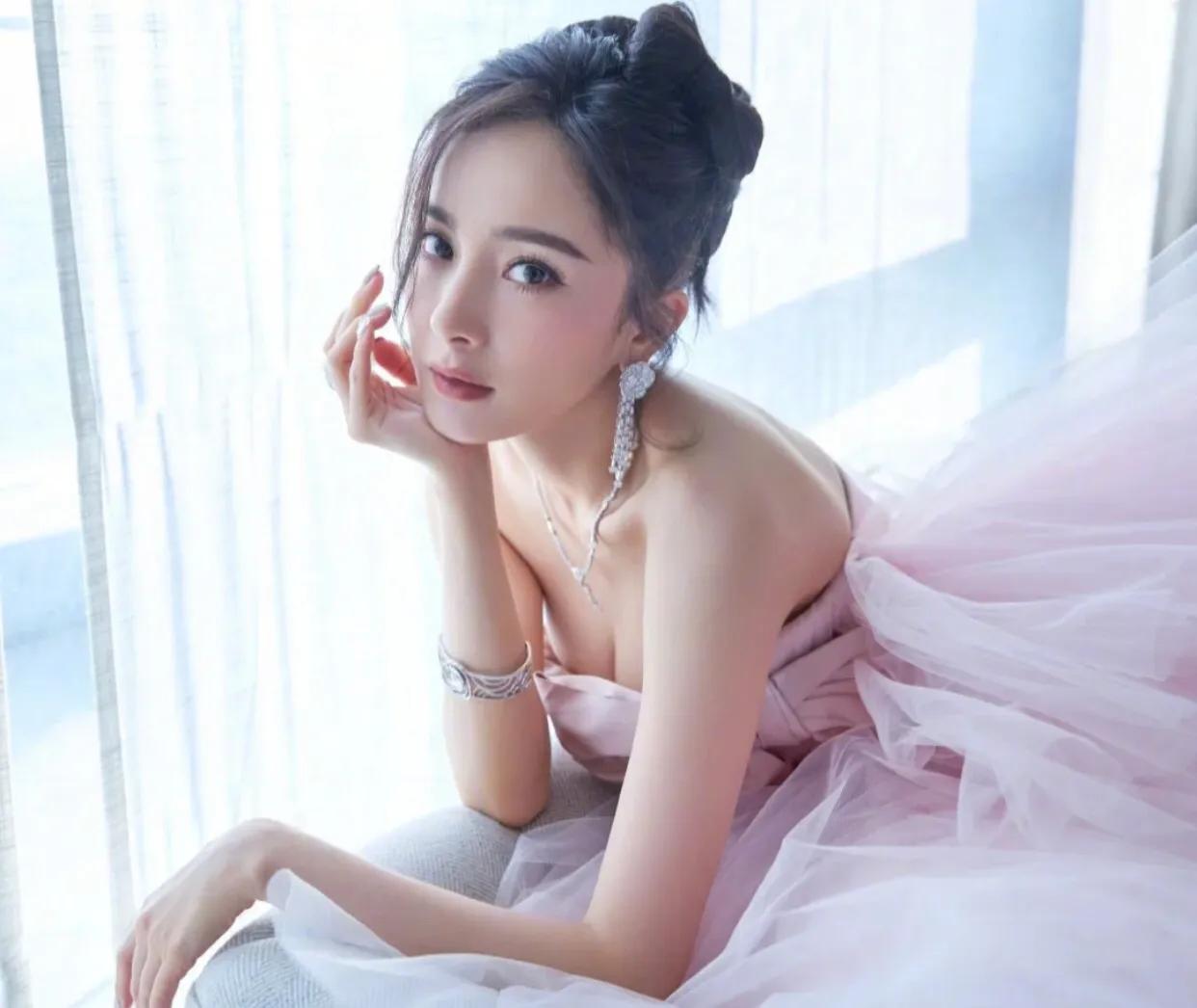 粉色|女星穿上粉色礼服后，有的甜美有的温柔，哪一位是你的白月光？