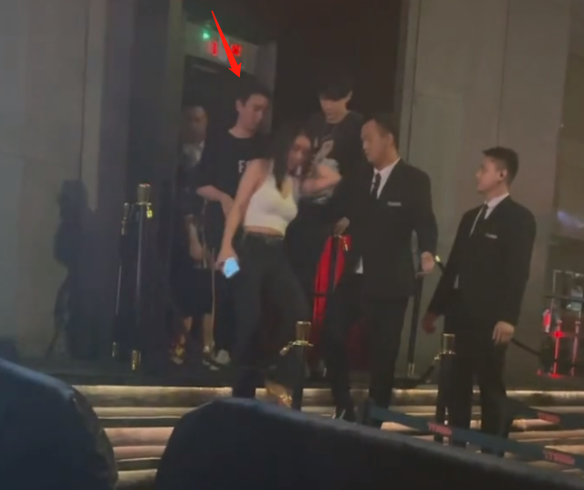 王思聪|王思聪一周两次现身酒吧，却被拦在门外等位，身旁女伴蚂蚁腰吸睛