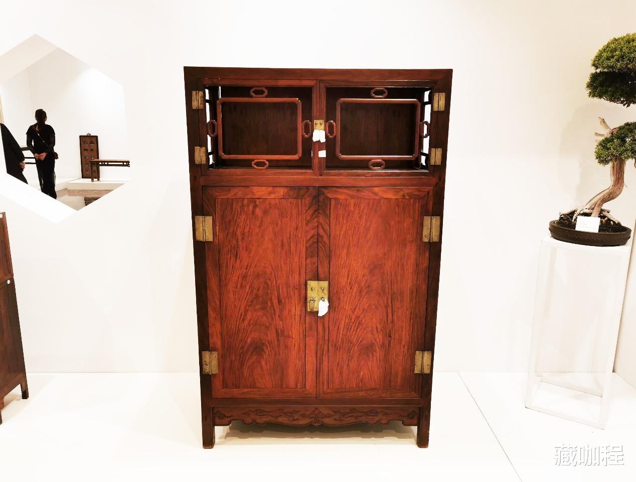 |?透格门方角柜正中，黄花梨油线拼出水墨画