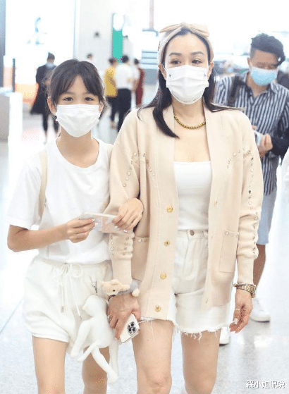 槑小姐侃说|钟丽缇真会扮嫩，穿“女团袜”和俩女儿走机场，仨人同框更像姐妹