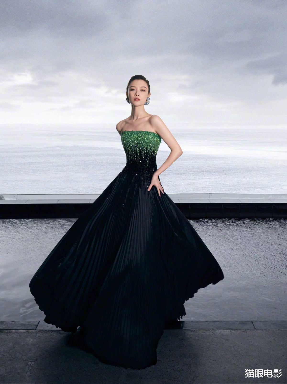 倪妮|倪妮穿抹胸百褶裙惊艳众人，裙摆飞扬剪影绝了，网友：硬照女王