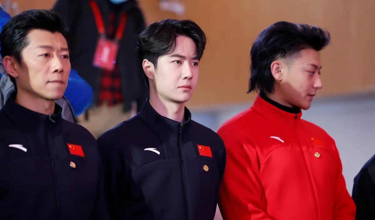 王一博|王一博亲自给杨倩颁发证书！和黄子韬站在一起，太冷鼻子冻得通红