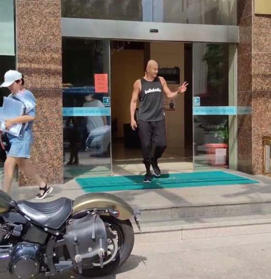 何润东|何润东在横店穿着背心，肌肉起伏非常强壮，网友：当年真的很喜欢