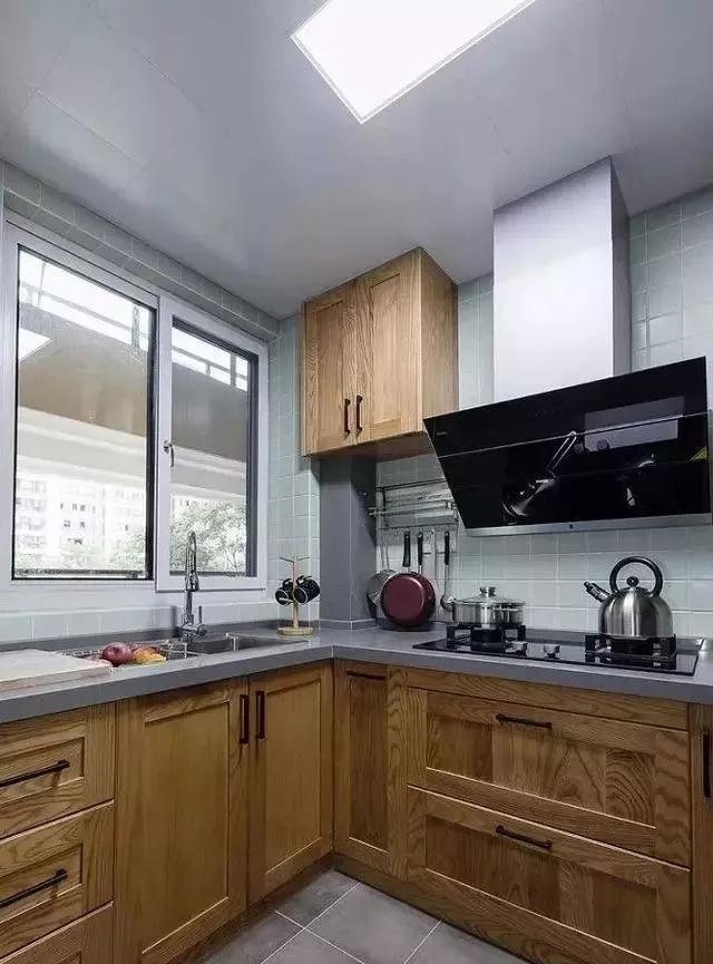 90平三居室,玄关挤出两个储藏室,好实用,阳台设计得让人羡慕