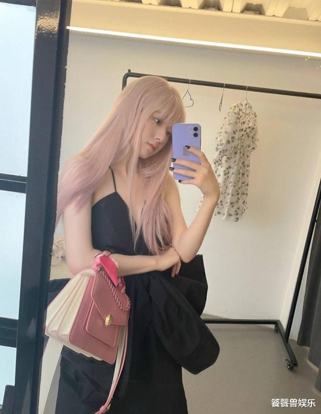 张柏芝|赵露思曝女团造型，粉色齐刘海尽显土味时尚，与迪丽热巴相差甚远
