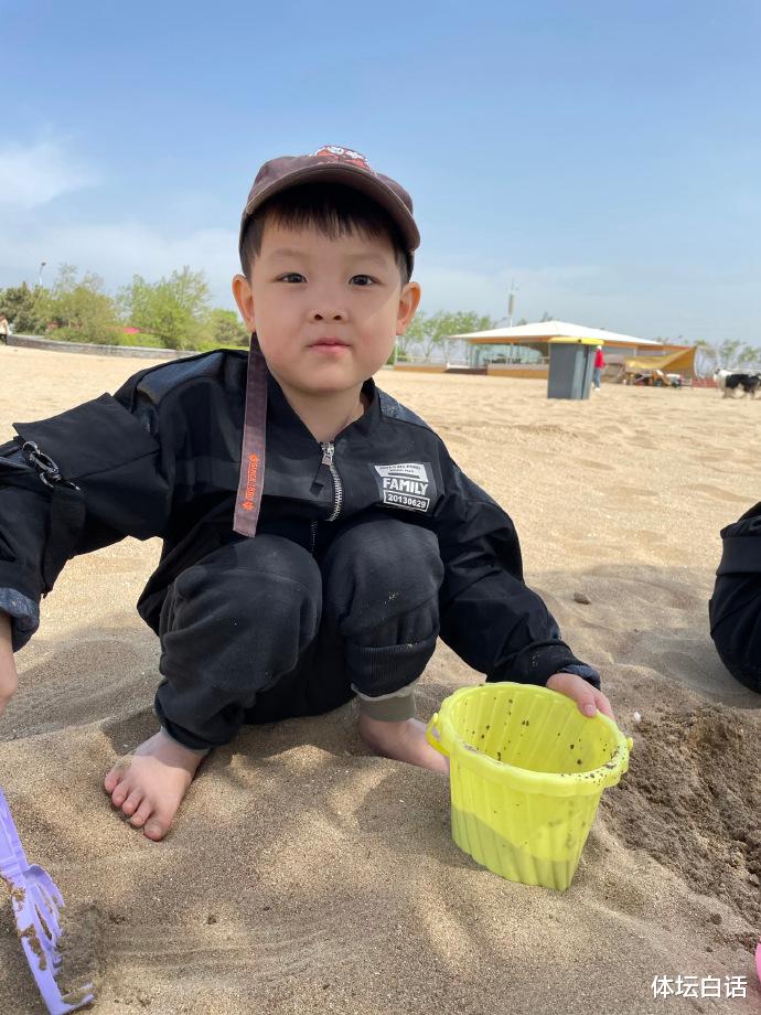 王皓|國乒王皓妻子海邊游玩，34歲身材火辣，2個兒子一黑一白很可愛