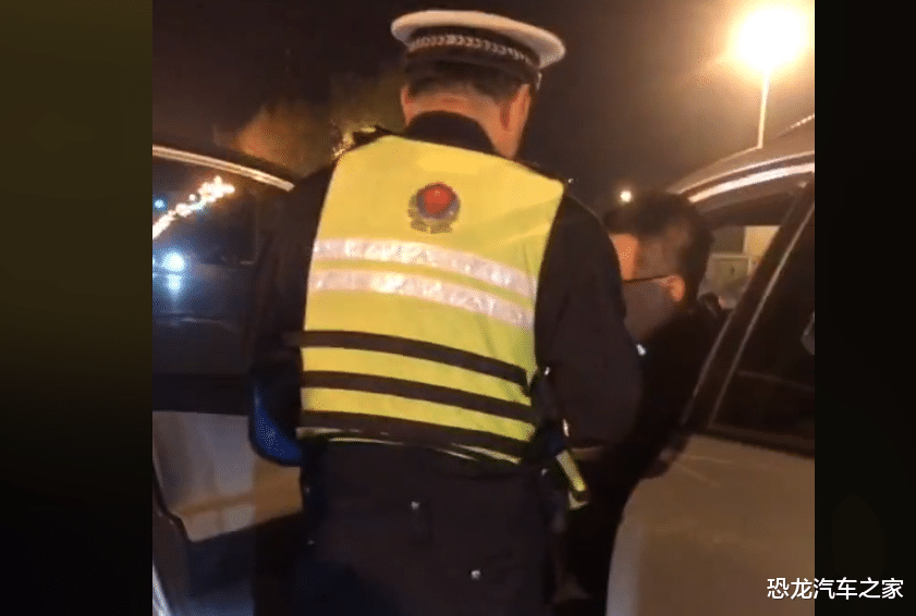 男子驾车嚣张闯红灯,连撞三名高三学生,当场就被警方带走