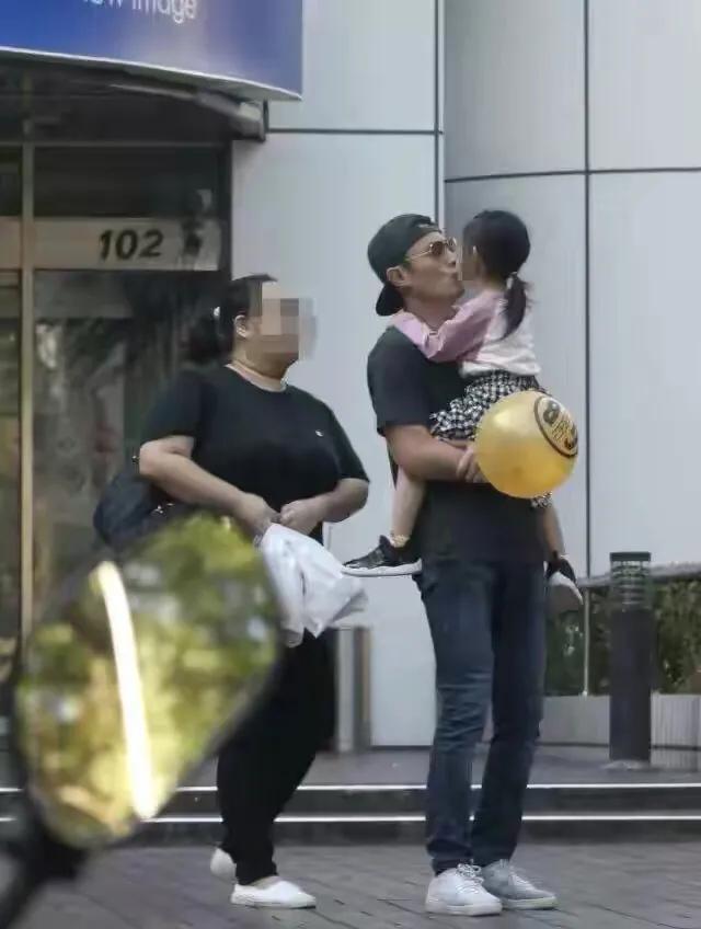 林心如|林心如晒工作美照，下班迫不及待赶回家吃饭，4岁女儿已经会做饭