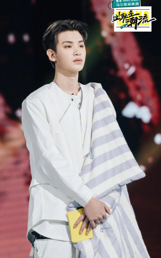 育妈计|不愧是潮流icon，黄明昊把被子穿身上，网友：妈见打系列？