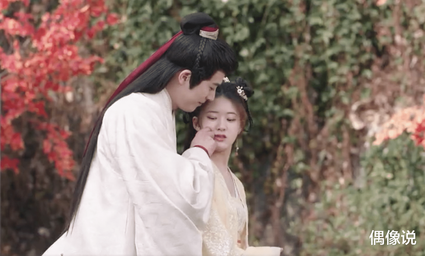 赵露思|赵露思和徐开骋亮相《快乐大本营》，两人同台合唱，赵露思好娇小